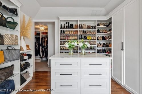 6 Courtney Ct, East Freehold NJ 07728-9563 exterior