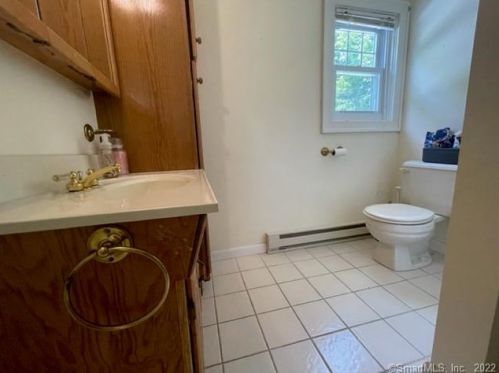 16 Esther Ave, Waterbury CT  06708-4819 exterior