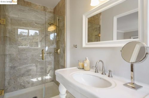 5647 Cabot Dr, Oakland CA  94611-2247 exterior