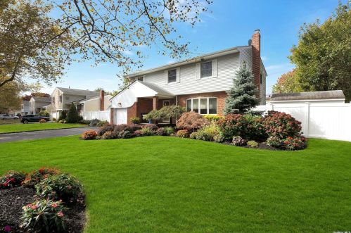 19 Culver Ct, Huntington Station, NY 11747-1623