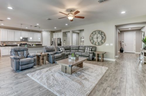 2922 Amber Sun Dr, Phoenix AZ 85085 exterior