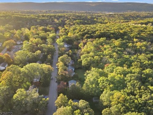 81 Mountain Cir, West Milford Lakes NJ  07480-3211 exterior