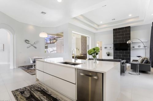 9045 Shenendoah Cir, Naples FL 34113-1663 exterior