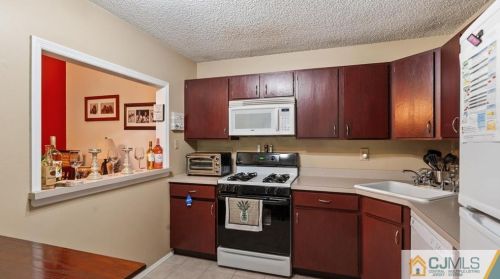 16 Willow Ct, Trenton NJ  08619-4626 exterior