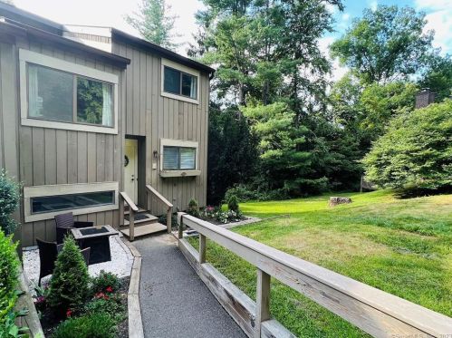 16 Tamarack Ln, Woodbury, CT 06798-3211