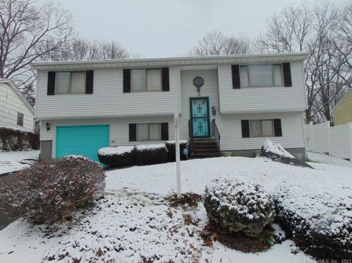 132 Benefit St, Waterbury, CT 06704-3205