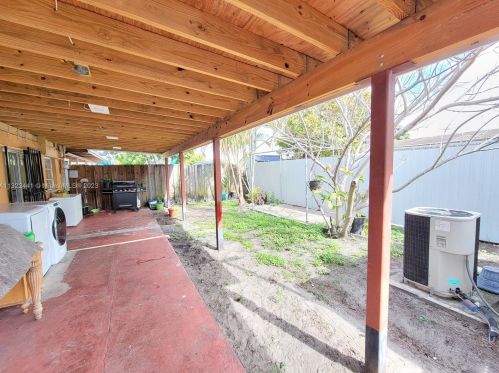 17 Suffolk Ave, Hialeah FL  33010-5035 exterior