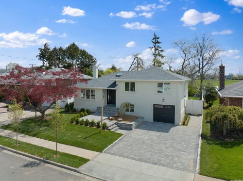 220 Halsey Ave, Muttontown, NY 11753-1602