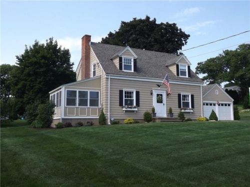 86 Parkway Dr, Bridgeport, CT 06611-4125