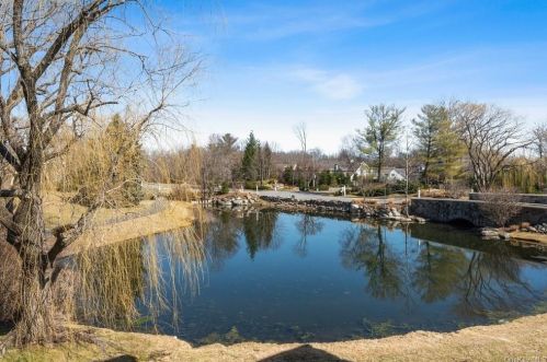 1 Doral Grn Dr, Rye Brook NY  10573-5405 exterior