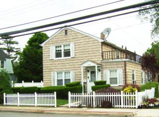 318 Felter Ave, Hewlett, NY 11557-1132