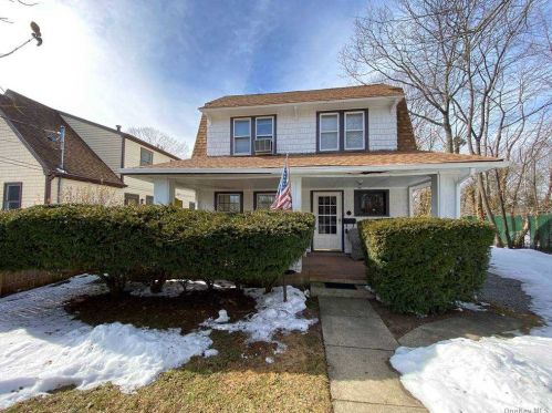 911 1st St, Elwood, NY 11731-1832