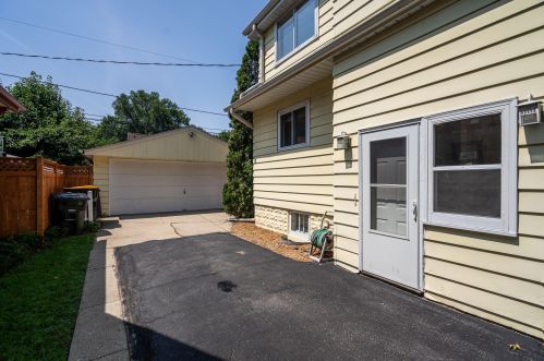 2555 72, Milwaukee WI 53219-2529 exterior