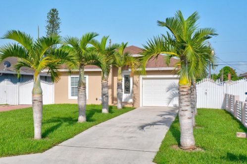 635 Mercury St, West Palm Beach, FL 33406-4008