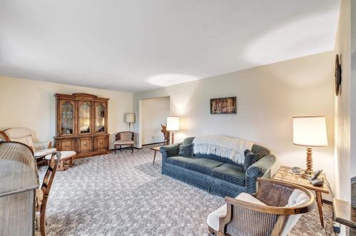 601 Alpine Dr, Green Bay, WI 54302-5104