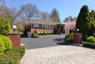 1060 Plandome Rd, North Hills, NY 11030-1033