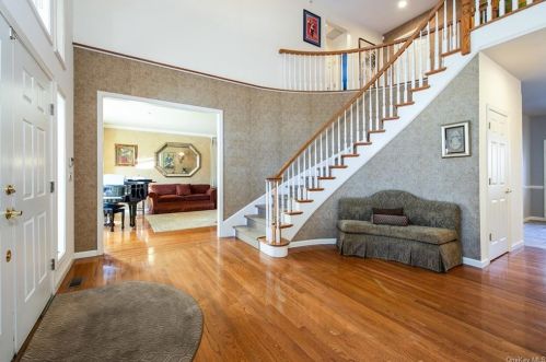 21 Quaker Ln, White Plains, NY 10604-1121