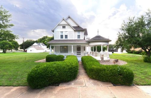411 Main St, Halstead KS  67056-2213 exterior