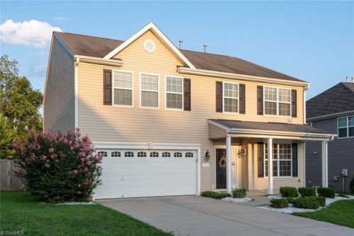 2034 Briar Run Dr, Greensboro, NC 27405-9704