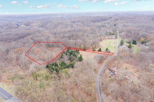 16 Reids Hill Rd, Morganville, NJ 07751-4279