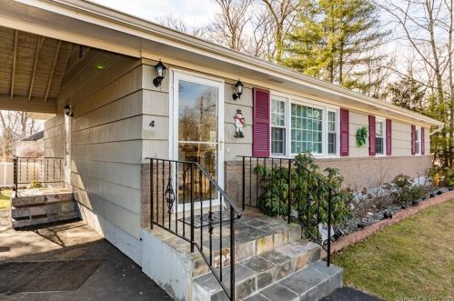 4 Hickory Ln, Ansonia, CT 06401-2919
