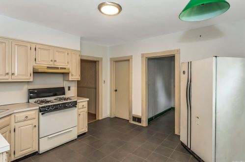 64 Driscoll Ave, Rockville Centre NY  11570-6006 exterior