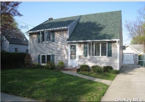 158 6th St, North Lindenhurst, NY 11757-1113