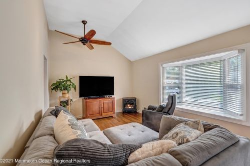 243 Crestview Dr, Middletown NJ  07748-3604 exterior