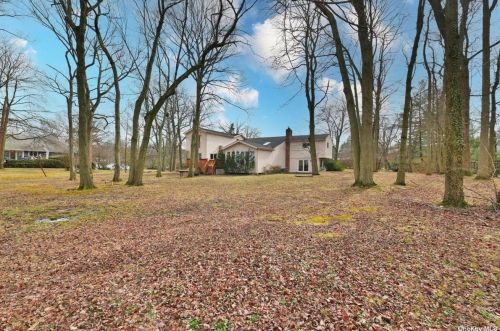 129 Hicks Ln, Great Neck NY  11024-2104 exterior