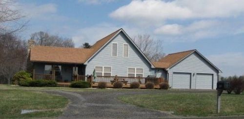 95 Overlook Hills Dr, Hillsville, VA 24343-5305