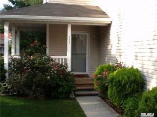 125 Larsen Dr, Amityville, NY 11701-1358