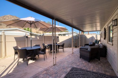 70 Santa Monica St, Palm Springs CA  92264-5257 exterior
