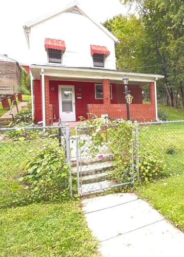 504 4th St, Jeannette, PA 15644-1745