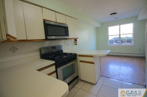 304 Green Hollow Dr, Iselin NJ  08830-2922 exterior