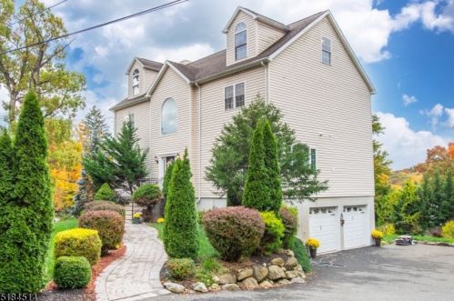 1 Apple Ln, West Milford Lakes, NJ 07480-3631