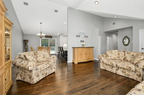 3 Lorijean Ln, Elwood NY  11731-4009 exterior