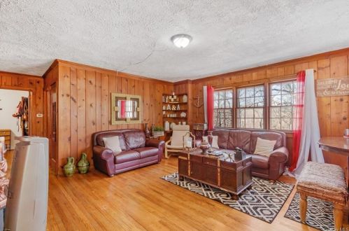 3746 Ettman St, Shrub Oak, NY 10588-1008