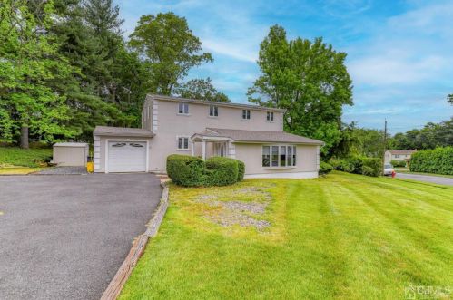 17 Thomas Rd, East Brunswick, NJ 08816-4423