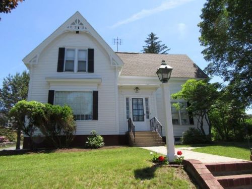 109 Pleasant St, Leicester MA  01524-1419 exterior