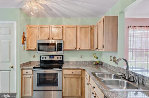 1528 Macintosh Way, Hummelstown PA  17036-8727 exterior