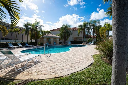 3136 176 Ter, Hollywood FL 33029-5556 exterior