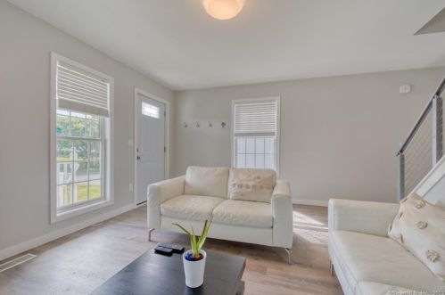 16 Olde Vlg Cir, Wallingford CT 06492-4821 exterior