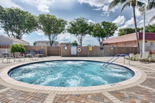 814 Normandy Q, Delray Beach FL  33484-7932 exterior