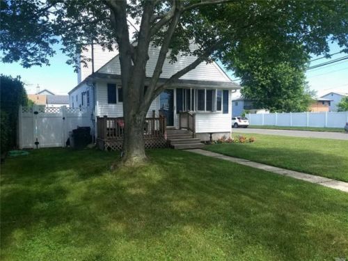 168 Verona Pkwy, North Lindenhurst, NY 11757-6121
