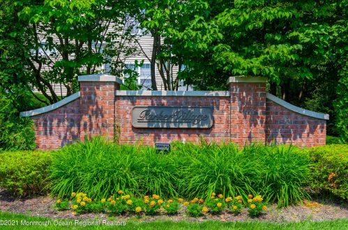 1 Waverly Ct, Tinton Falls, NJ 07724-9628