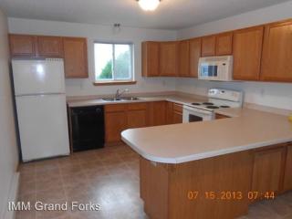 2110 8th Ave, East Grand Forks MN  56721-2915 exterior