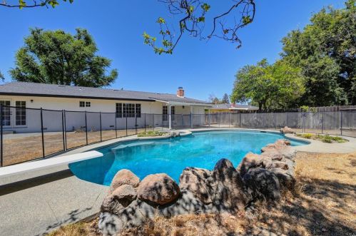 855 B St, Liberty Farms CA  95620-3311 exterior
