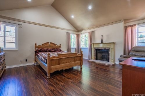 2828 Inyo Cir, Simi Valley CA 93063-2002 exterior