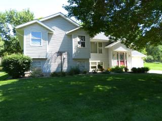 1408 3rd St, Pella, IA 50219-1054