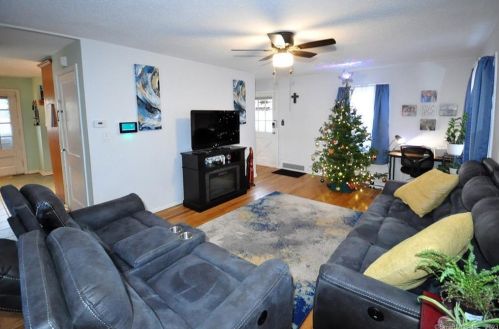 16 Oval Ln, Manchester CT  06040-4712 exterior